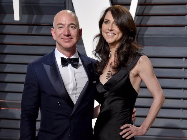 Основатель Amazon официально развелся с женой, отдав ей  млрд