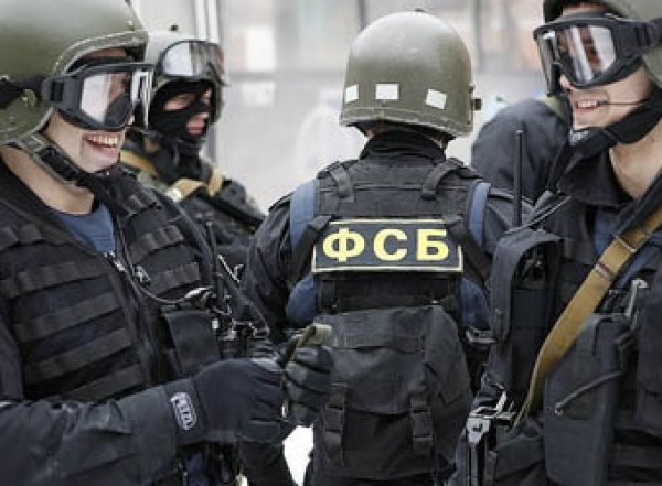 СМИ: 8 офицеров ФСБ бежали после ареста коллег за разбой
