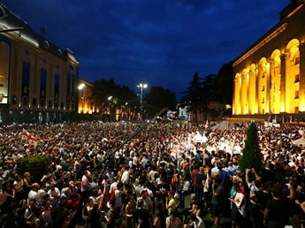В центре Тбилиси начались столкновения, есть пострадавшие