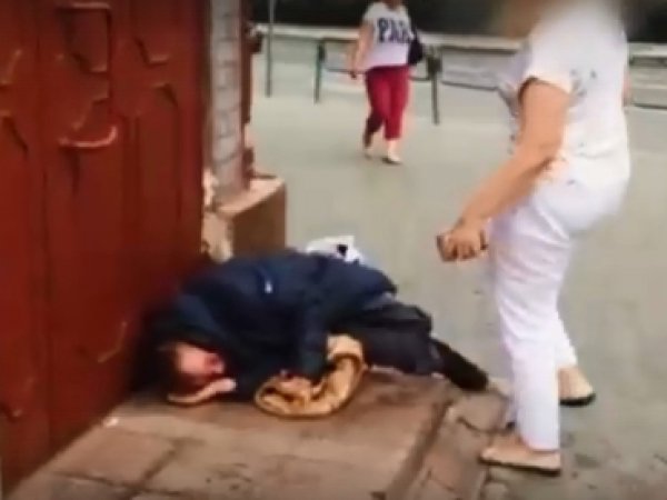 В Перми чиновница отпинала ногами спящего бомжа