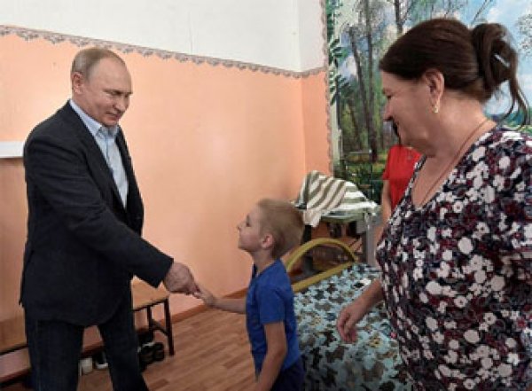 "Какую машинку хочешь? Mersedes?": Путин в затопленном Тулуне осчастливил двух малышей (ВИДЕО)
