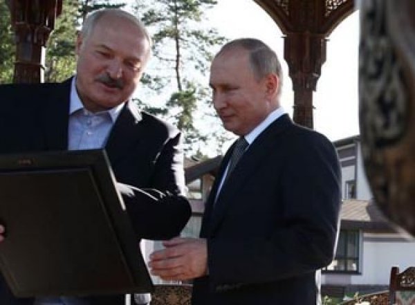 Лукашенко не перекрестился, придя с Путиным в монастырь (ВИДЕО) 