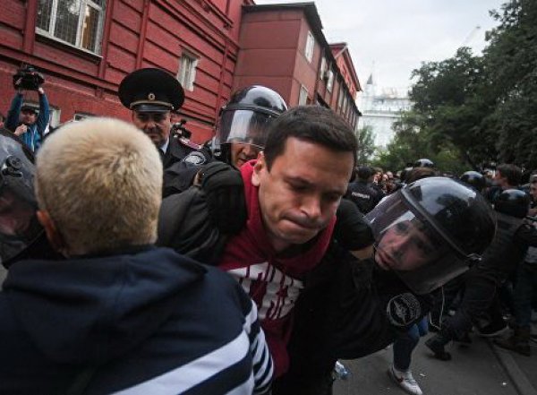 Митинг в Москве 14 июля 2019: полиция задержала Яшина и Соболь на акции у Мосгоризбиркома (ВИДЕО)