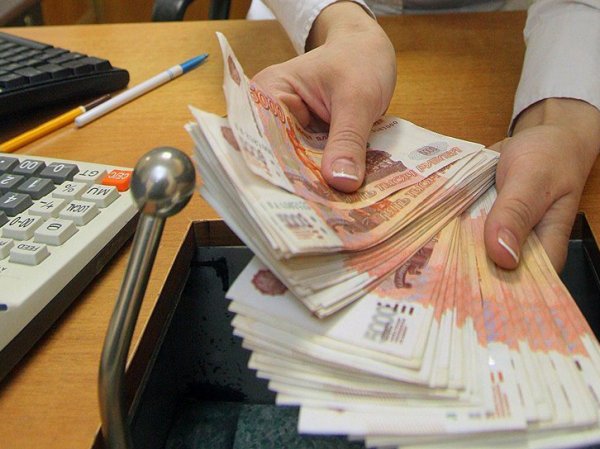СМИ: укравшая из обменника 41 млн кассирша покинула Россию