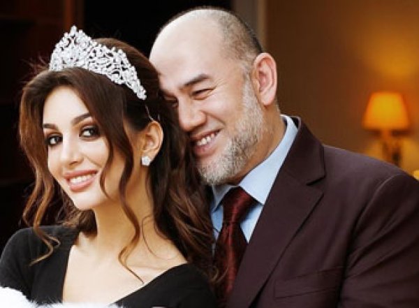 Мисс "Москва" и экс-король Малайзии отреагировали на слухи о разводе, опубликовав видео