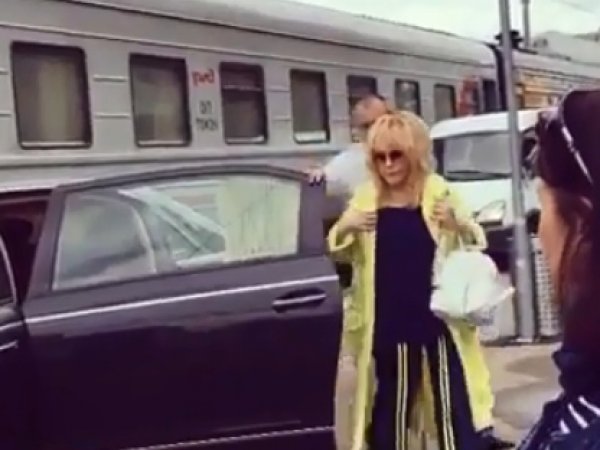 "Барыне закон не писан": появление Пугачевой на "Майбахе" на перроне вокзала вызвало скандал (ВИДЕО)