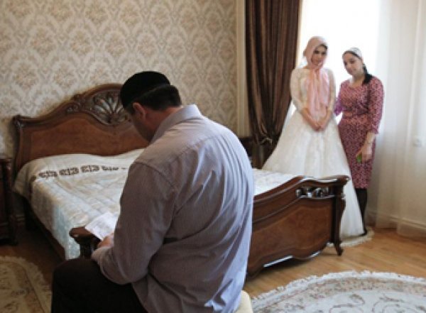 В Чечню насильно увезли сбежавшую из дома москвичку, чтобы выдать замуж