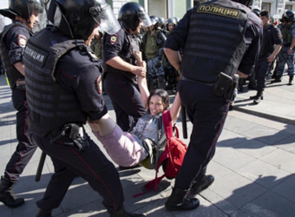 ЕС выступил с заявлением после массовых задержаний на митинге в Москв