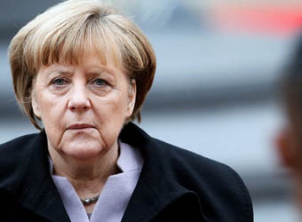 Меркель осталась сидеть во время исполнения гимна Германии (ВИДЕО)