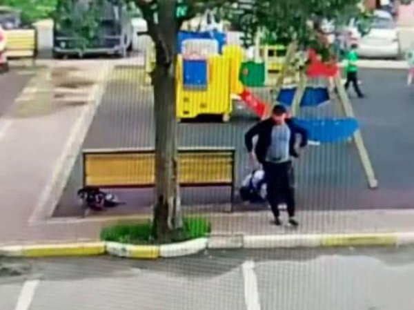 Шокирующее убийство женщины на детской площадке в Подмосковье попало на видео