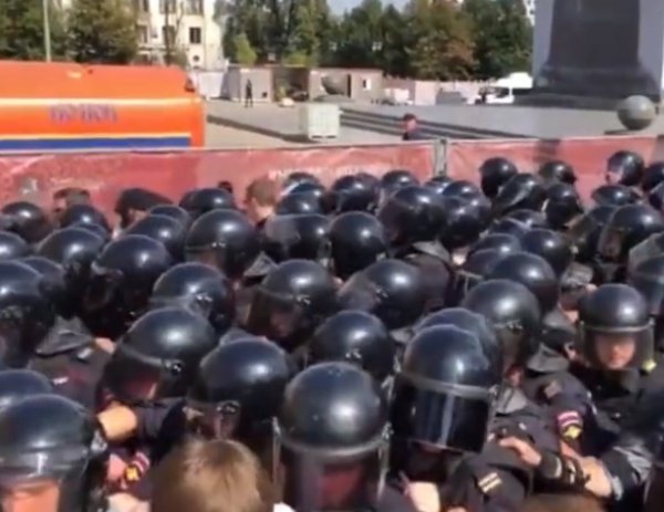 В Москве прошел митинг: у мэрии на Тверской задержаны свыше 1000 человек