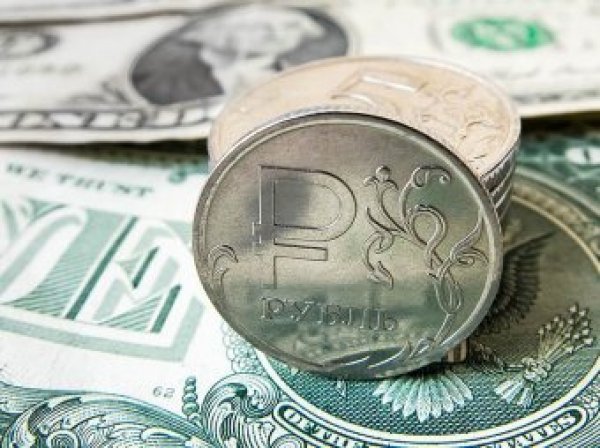 Как ведут себя рубль и доллар в конце недели