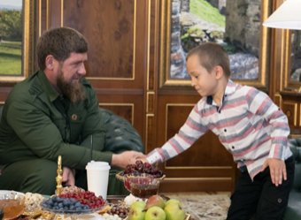 У Кадырова появился 6-летний охранник