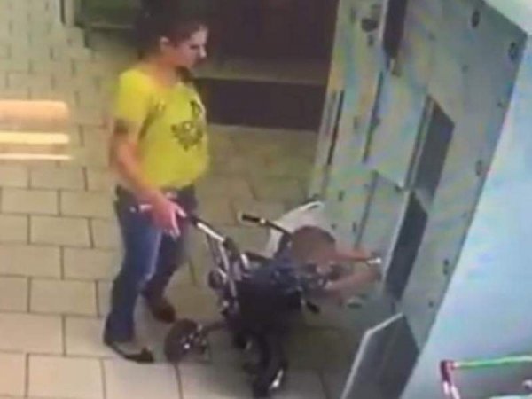 Москвичка бросила 2-летнего малыша в камере хранения магазина (ВИДЕО)