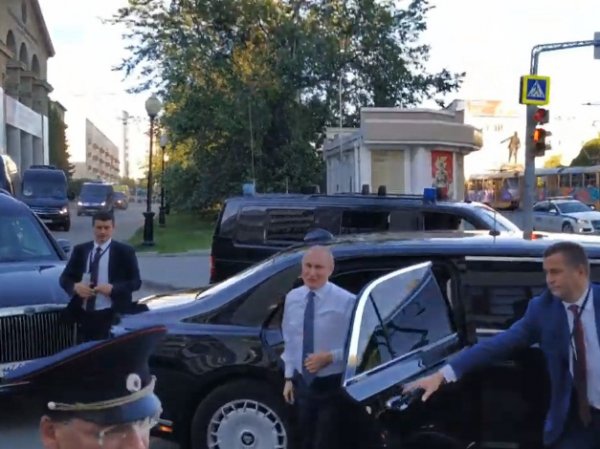 В Екатеринбурге под кортеж Путина бросилась девушка, заставив президента выйти к народу (ВИДЕО)