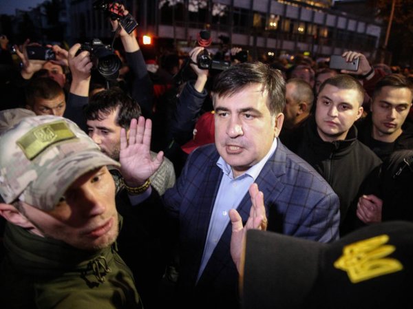 Саакашвили устроил драку у здания суда, сломав руку пенсионерке