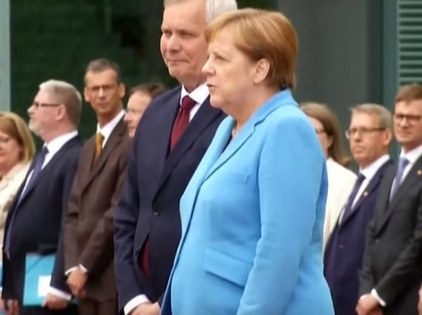 Слова Меркель во время приступа дрожи расшифровали по губам