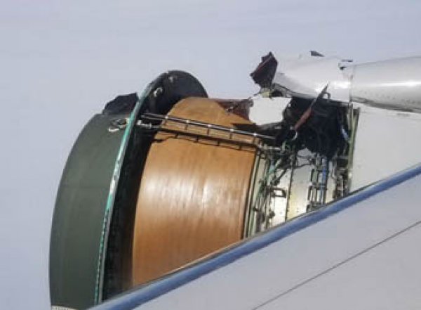 Пассажир снял на видео разрушающийся в полете двигатель