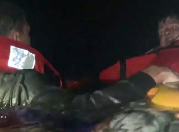 Пассажиры выпрыгнули из горящей лодки в кишащую акулами воду (ВИДЕО)
