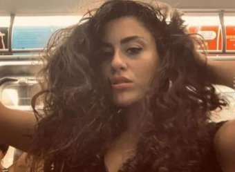 Девушка сделала секс-фото в переполненном вагоне метро и прославилась (ВИДЕО)