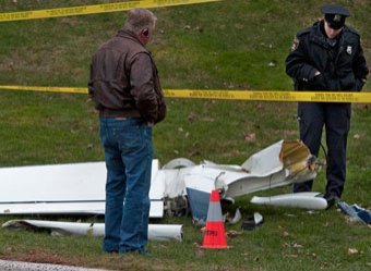 В США самолет разбился, упав во двор жилого дома