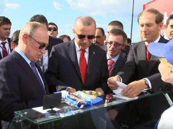 Сдачу отдайте министру: Путин на МАКСе купил мороженое у той же продавщицы, что и два года назад