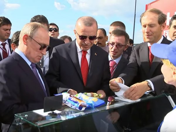 "Сдачу отдайте министру": Путин на МАКСе купил мороженое у той же продавщицы, что и два года назад