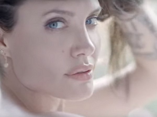 Абсолютно голая Джоли на видео взорвала Сеть