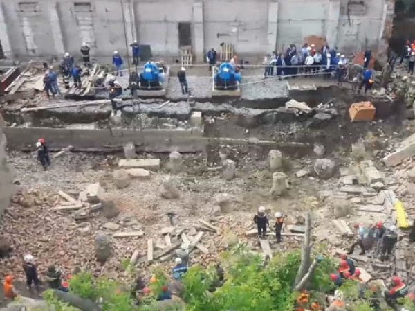 Обрушение здания в Новосибирске сегодня: есть погибшие, под завалами могут оставаться люди (ВИДЕО)