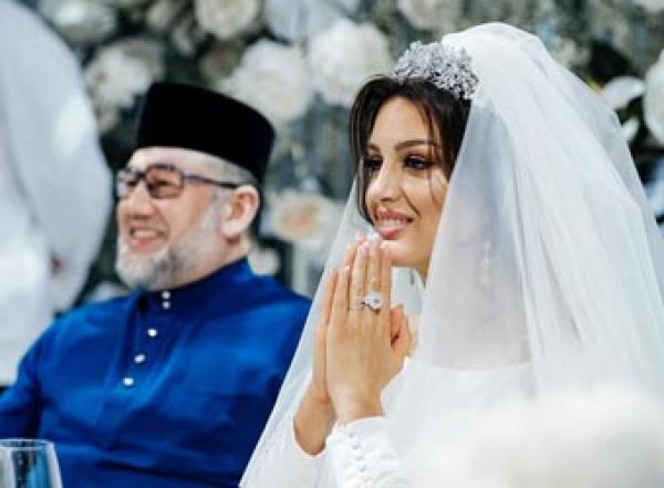 СМИ: Оксану Воеводину и короля Малайзии развела семья