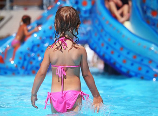 Затянутая в бассейн в Турции 12-летняя девочка не выходит из комы