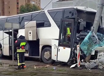 В Москве автобус врезался в столб, пострадали 15 туристов из Китая (ВИДЕО)