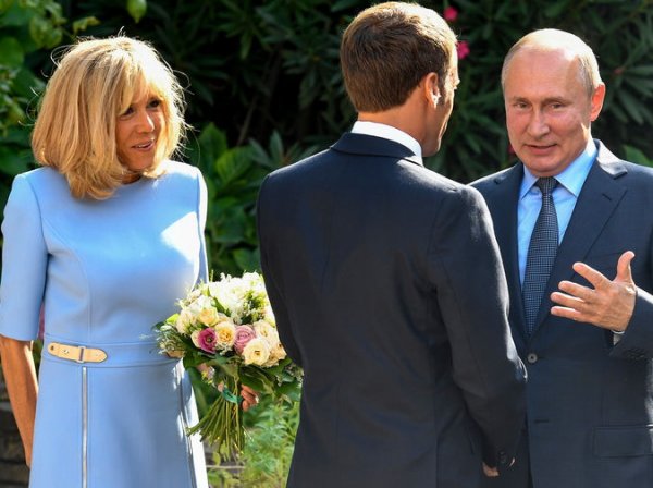 Макрон причинил боль жене на глазах у Путина (ВИДЕО)