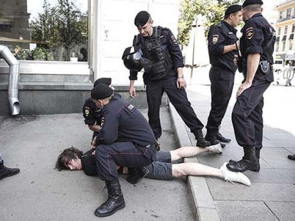 В Москве завели дело на дизайнера, которому ОМОН сломал ногу перед митингом 27 июля