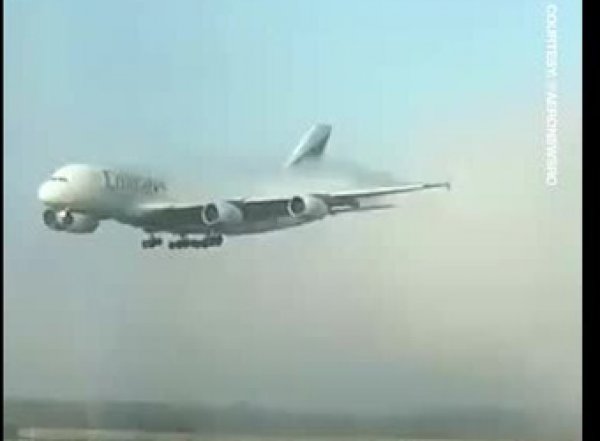 Самый большой авиалайнер в мире приземлился в аэропорту из ниоткуда, попав на видео