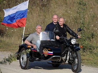 В день митинга в Москве Путин посетил байк-шоу Ночных волков в Крыму на Урале с коляской