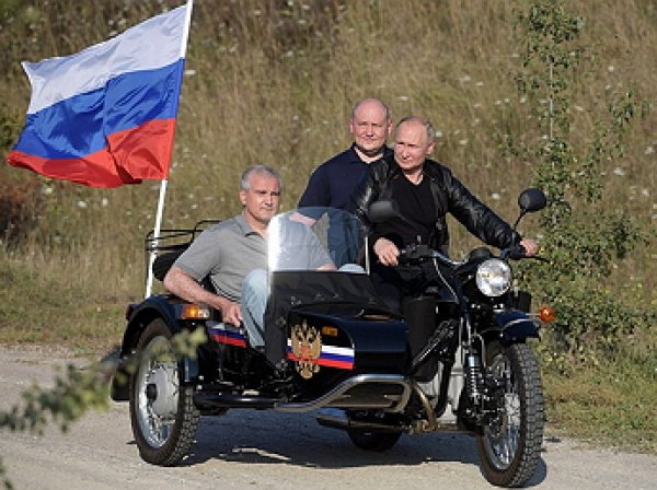 В день митинга в Москве Путин посетил байк-шоу «Ночных волков» в Крыму на «Урале» с коляской