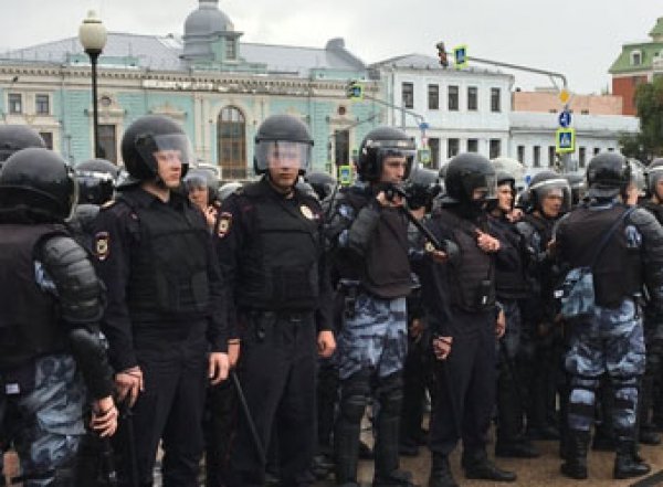 "Жесткие действия оправданы": в Кремле рассказали о реакции Путина на митинги в Москве