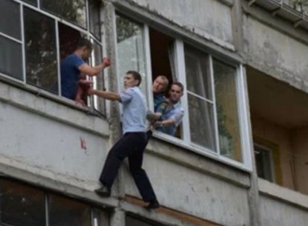 Пьяный отец в Саранске пытался выкинуть из окна многоэтажки младенца (ВИДЕО)