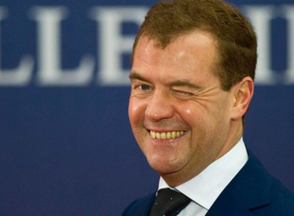 Медведев потребовал от Минтруда изучить последствия четырехдневной рабочей недели