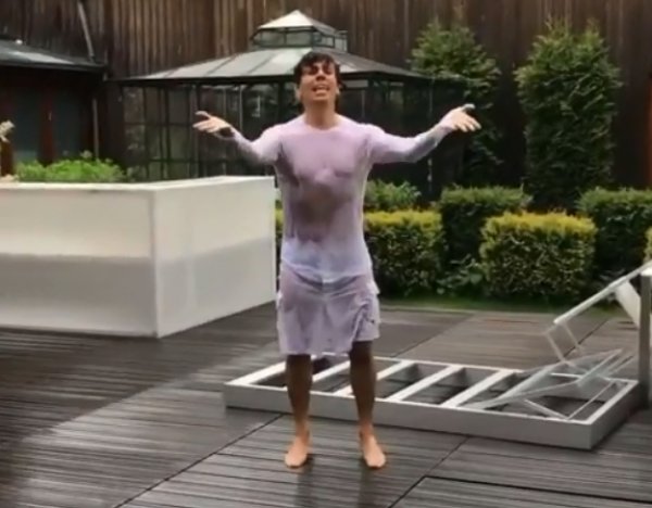 "Великолепен!": мускулистый Максим Галкин в мокрой одежде возбудил Сеть танцем под дождем