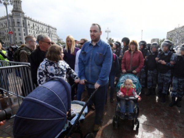 Еще одну семью, участвовавшую в московском митинге, потребовали лишить родительских прав