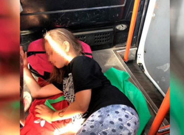 "Водитель засыпает по пути": 17 детей везли из Крыма на полу в маршрутке без еды и остановок