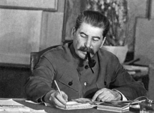 Экс-следователь по особо важным делам требует возбудить дело на Сталина