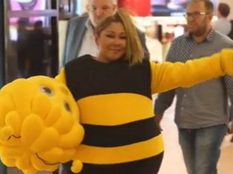 Пчёлка Цойка к полёту готова: Анита Цой ради батла пошла на смерть в костюме пчелы
