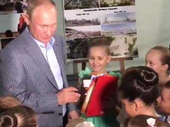 Опубликовано видео, как Путин поцеловал руку юной балерине, опустившись на одно колено
