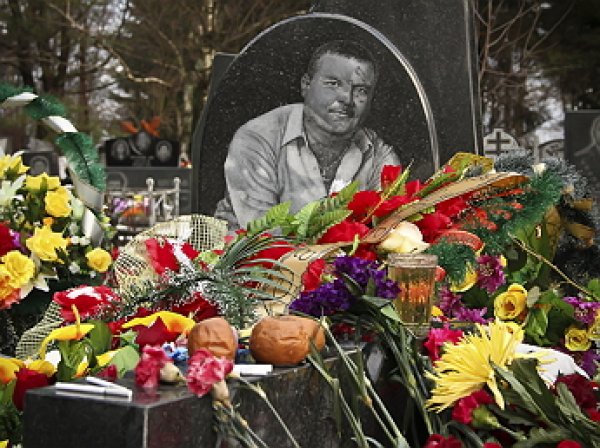 Призрак Михаила Круга попал на фото на кладбище в Твери после раскрытия убийства шансонье