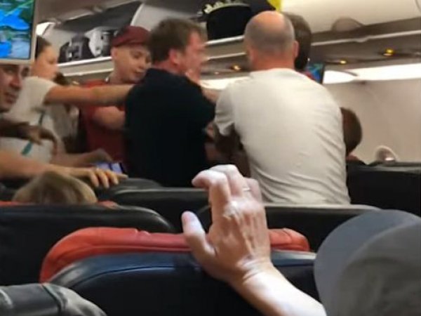 Видео драки россиян на борту самолета из Турции появилось в Сети