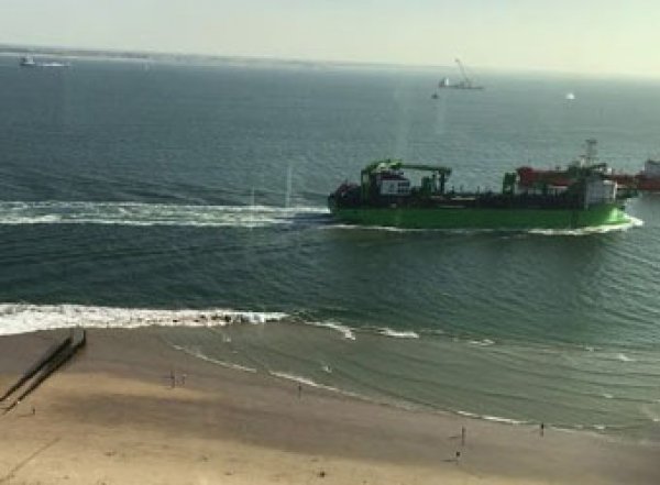Громадная волна от корабля едва не утопила детей, отдыхающих на пляже в Голландии (ВИДЕО)