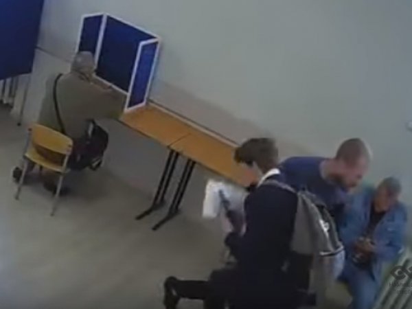 В Питере на глазах у полиции избили члена избирательной комиссии: опубликовано видео